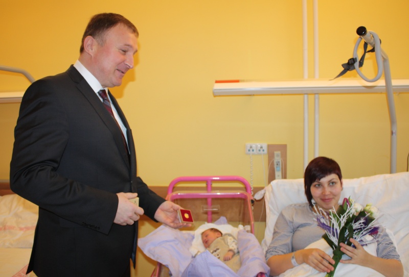 Miminko dostalo zlatý dukát do kolébky od České mincovny